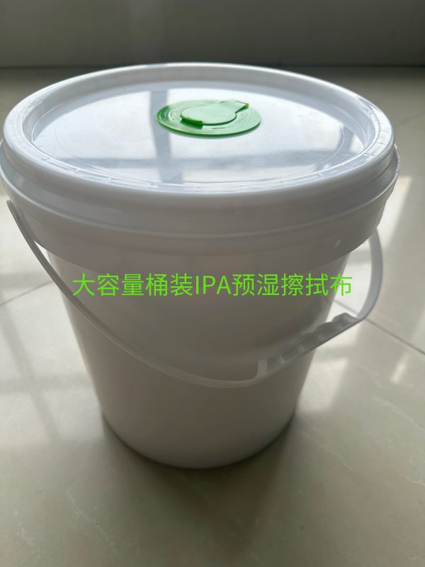 70% IPA酒精清洁湿巾无尘布，桶装500张，适用于药厂、电子行业日常清洁。具有去污、消毒、去静电、抗菌等功能，适合清洁精密设备表面。此款清洁湿巾预浸润了70%异丙醇（IPA）和30%去离子水，具有较强的去污、去静电、抗菌等特性，适用于清洁各种表面。包装形式为桶装，内含500张湿巾（可定制），便于存储与取用。