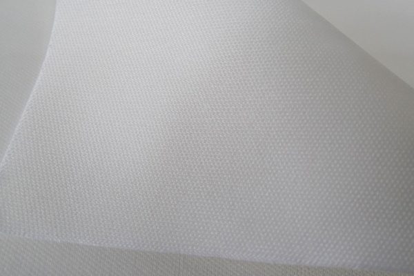 深圳市优斯特YOUSUTO-160g直纹涤纶无尘布采用超细涤纶纤维和直纹紧密织法 制成，表面耐磨，擦拭小型电子元器件时不易掉毛屑。四边可选 激光、超声波、热切封边，减少纤维脱落，洁净度高。适用于高洁净环境，兼容多种溶剂，广泛用于电子、光学、生物医药等行业。